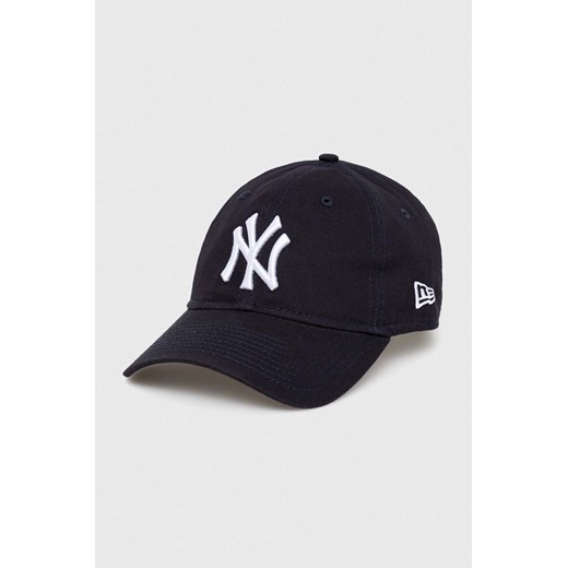 New Era czapka z daszkiem bawełniana kolor granatowy z aplikacją NEW YORK YANKEES ze sklepu PRM w kategorii Czapki z daszkiem damskie - zdjęcie 162390687