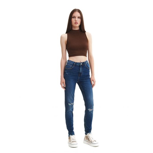 Cropp - Ciemnoniebieskie jeansy skinny z postrzępieniem - granatowy ze sklepu Cropp w kategorii Jeansy damskie - zdjęcie 162523349