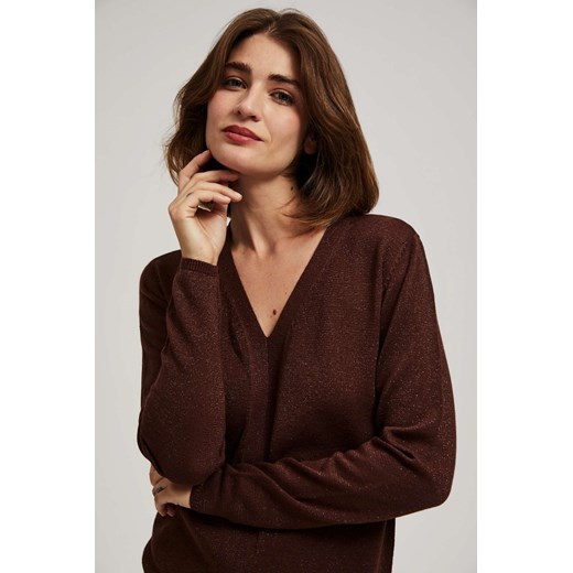 Sweter z metaliczną nitką i dekoltem w serek brązowy ze sklepu Moodo.pl w kategorii Swetry damskie - zdjęcie 162543625