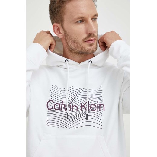 Calvin Klein bluza bawełniana męska kolor biały z kapturem z nadrukiem ze sklepu ANSWEAR.com w kategorii Bluzy męskie - zdjęcie 162556087