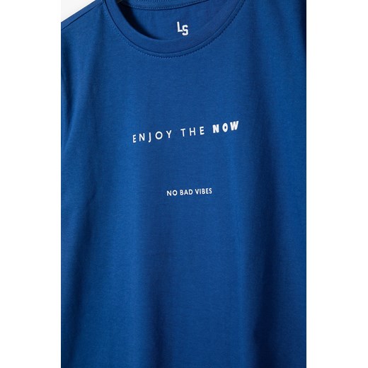 Niebieski dzianinowy t-shirt dla chłopca z napisem Enjoy the now Lincoln & Sharks By 5.10.15. 152 5.10.15 wyprzedaż