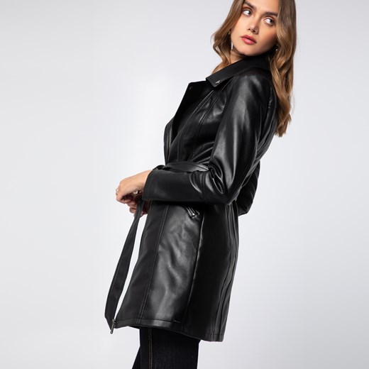 Damski płaszcz z ekoskóry z paskiem czarny ze sklepu WITTCHEN w kategorii Płaszcze damskie - zdjęcie 162746507