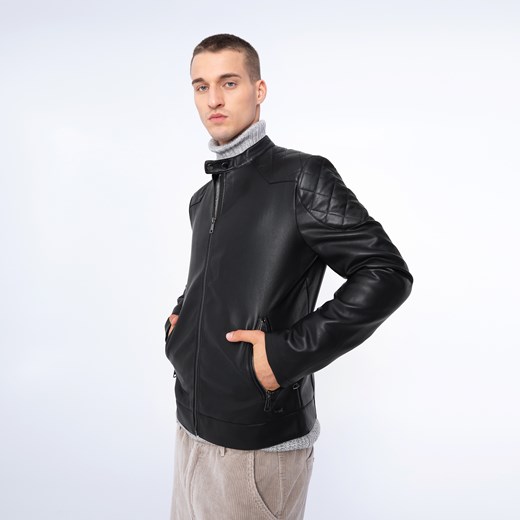 Męska kurtka z ekoskóry z pikowaniem na ramionach czarna ze sklepu WITTCHEN w kategorii Kurtki męskie - zdjęcie 162746575