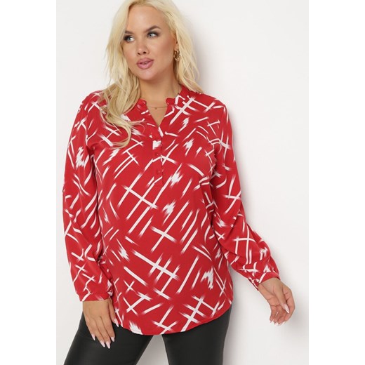 Czerwona Bluzka w Minimalistyczny Wzór z Guzikami Ainame ze sklepu Born2be Odzież w kategorii Bluzki damskie - zdjęcie 162790639