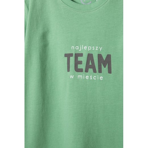 Bawełniany t-shirt chłopięcy z napisem najlepszy Team w mieście Family Concept By 5.10.15. 164 wyprzedaż 5.10.15