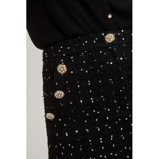 Spódnica w tweedowym stylu z ozdobnymi guzikami czarna ze sklepu Moodo.pl w kategorii Spódnice - zdjęcie 162852066