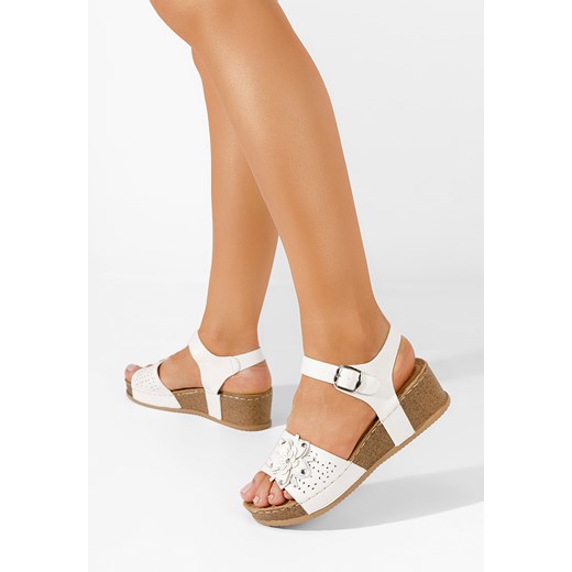 Białe sandały na koturnie Markia ze sklepu Zapatos w kategorii Sandały damskie - zdjęcie 162858678