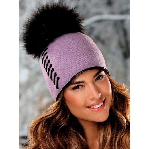 Lawendowa wełniana czapka z pomponem zdobiona taśmą L'AF Aszmi ze sklepu Eye For Fashion w kategorii Czapki zimowe damskie - zdjęcie 162901069