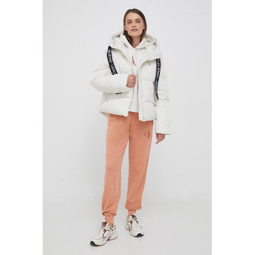 Calvin Klein Jeans kurtka damska kolor beżowy zimowa oversize ze sklepu ANSWEAR.com w kategorii Kurtki damskie - zdjęcie 163372507