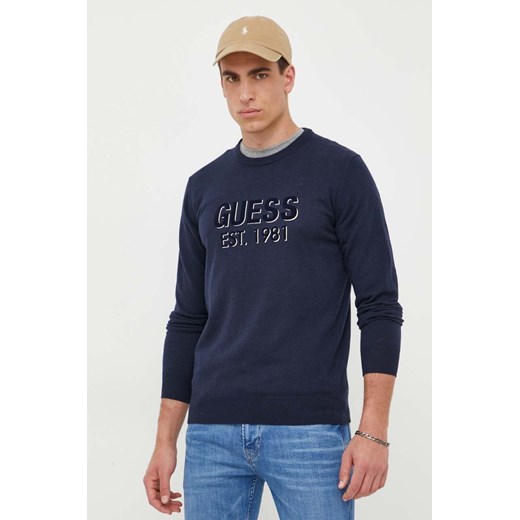 Guess sweter z domieszką jedwabiu kolor granatowy lekki ze sklepu ANSWEAR.com w kategorii Swetry męskie - zdjęcie 163377348