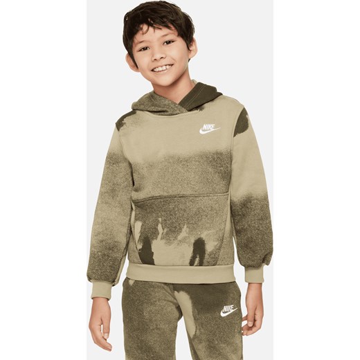 Bluza z kapturem dla dużych dzieci Nike Sportswear Club Fleece - Zieleń ze sklepu Nike poland w kategorii Bluzy chłopięce - zdjęcie 163460058