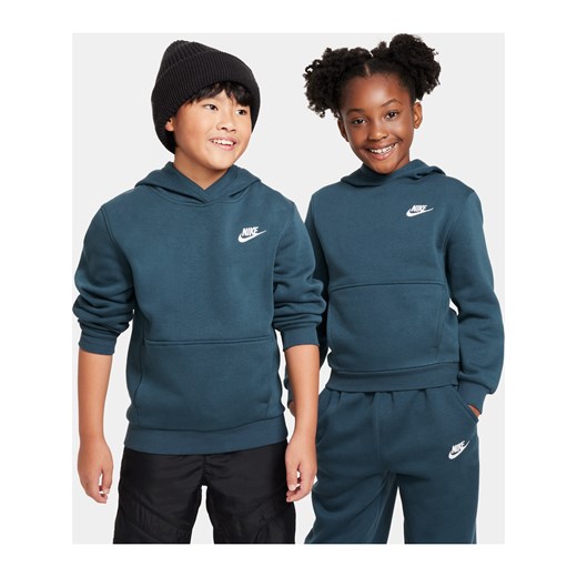 Bluza z kapturem dla dużych dzieci Nike Sportswear Club Fleece - Zieleń ze sklepu Nike poland w kategorii Bluzy chłopięce - zdjęcie 163460549