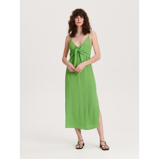 Sukienka Reserved zielona elegancka wiosenna midi z dekoltem w serek 