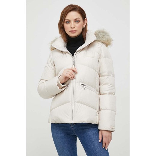 Calvin Klein kurtka puchowa damska kolor beżowy zimowa ze sklepu ANSWEAR.com w kategorii Kurtki damskie - zdjęcie 163534026