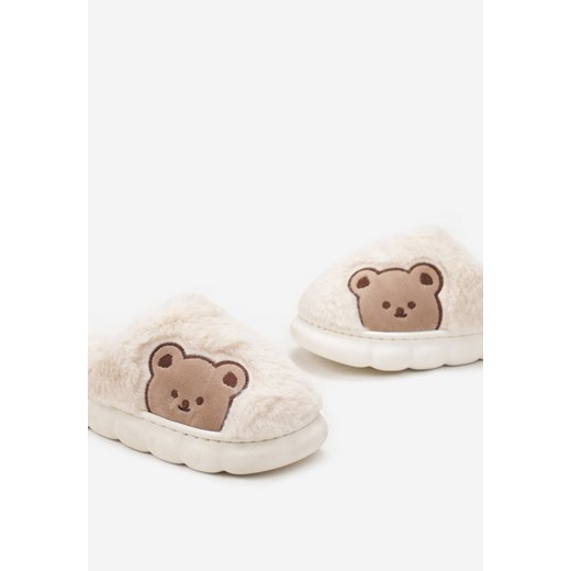 Białe Kapcie na Platformie z Naszywką w Kształcie Misia Tvilia 30-31 okazja born2be.pl