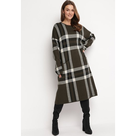 Ciemnozielona Sukienka Sweterkowa Ozdobiona Wzorem w Szeroką Kratę Arifima L okazja Born2be Odzież