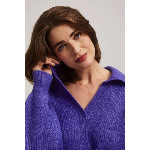 Sweter z dekoltem w serek fioletowy ze sklepu Moodo.pl w kategorii Swetry damskie - zdjęcie 163665579