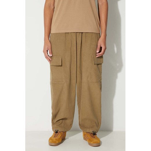 Universal Works spodnie LOOSE CARGO PANT męskie kolor beżowy w fasonie cargo 29148 ze sklepu PRM w kategorii Spodnie męskie - zdjęcie 163821047