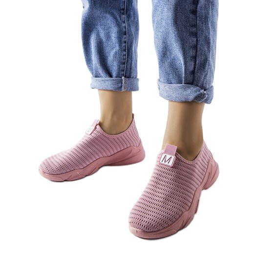 Różowe wsuwane sneakersy Azalee ze sklepu ButyModne.pl w kategorii Buty sportowe damskie - zdjęcie 163848295