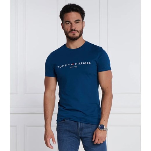 Niebieski t-shirt męski Tommy Hilfiger z krótkim rękawem z napisem 