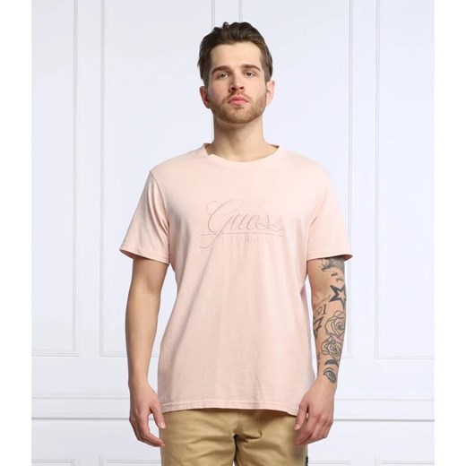 Różowy t-shirt męski Guess z napisem z krótkimi rękawami 