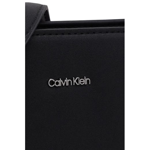 Listonoszka Calvin Klein ze skóry ekologicznej średnia matowa na ramię 