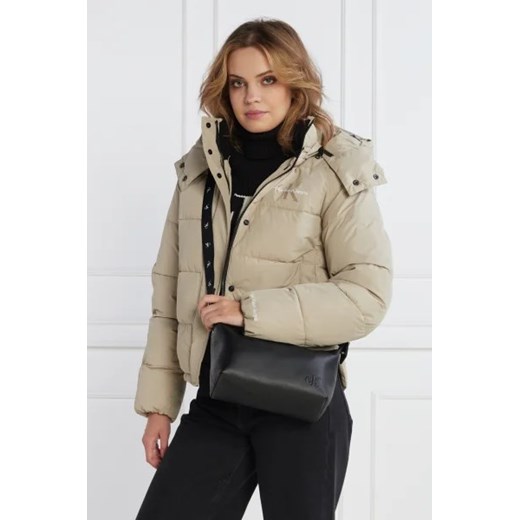 Calvin Klein listonoszka na ramię średniej wielkości matowa 