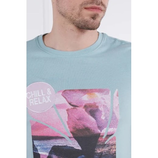T-shirt męski niebieski Guess w nadruki