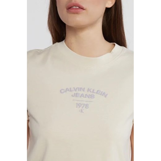 Beżowa bluzka damska Calvin Klein z krótkim rękawem casualowa z okrągłym dekoltem 