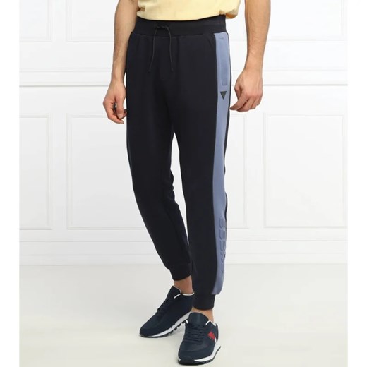 GUESS ACTIVE Spodnie dresowe MERV | Regular Fit ze sklepu Gomez Fashion Store w kategorii Spodnie męskie - zdjęcie 164331559