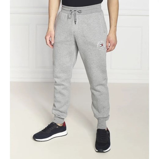 Tommy Hilfiger Spodnie dresowe Flag Arch | Regular Fit ze sklepu Gomez Fashion Store w kategorii Spodnie męskie - zdjęcie 164334795