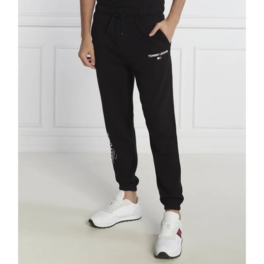 Tommy Jeans Spodnie dresowe ENTRY GRAPHIC JOGGER | Regular Fit ze sklepu Gomez Fashion Store w kategorii Spodnie męskie - zdjęcie 164337257
