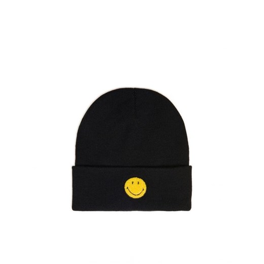 Cropp - Czarna czapka beanie z naszywką Smiley® - czarny ze sklepu Cropp w kategorii Czapki zimowe damskie - zdjęcie 164400615