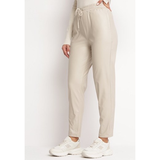 Jasnobeżowe Spodnie z Ekoskóry i Marszczoną Gumką w Pasie Landera ze sklepu Born2be Odzież w kategorii Spodnie damskie - zdjęcie 164401727