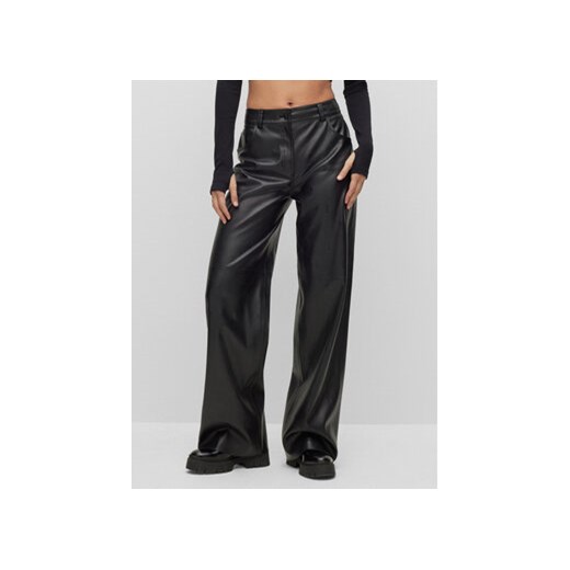 Hugo Spodnie z imitacji skóry Hugara-1 50493335 Czarny Relaxed Fit 38 MODIVO
