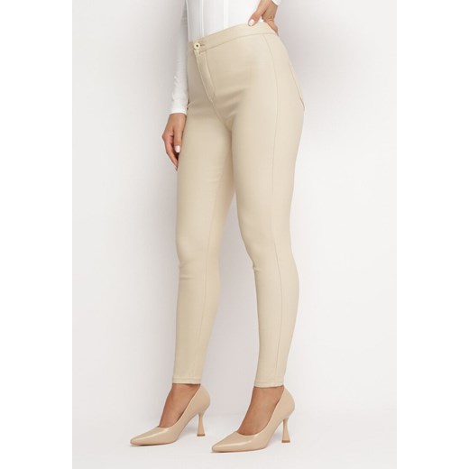 Jasnobeżowe Spodnie Skinny z Imitacji Skóry Stana ze sklepu Born2be Odzież w kategorii Spodnie damskie - zdjęcie 164574616