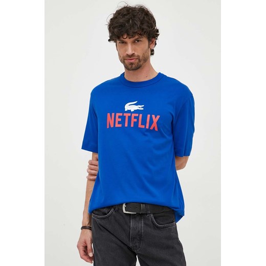Lacoste t-shirt bawełniany x Netflix kolor niebieski wzorzysty TH7343-70V Lacoste L wyprzedaż PRM