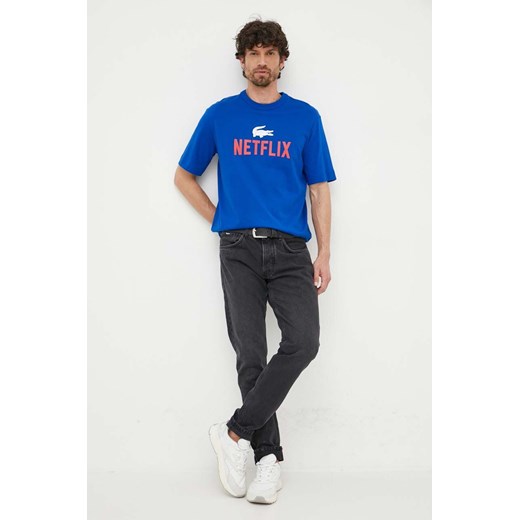 Lacoste t-shirt bawełniany x Netflix kolor niebieski wzorzysty TH7343-70V Lacoste L wyprzedaż PRM
