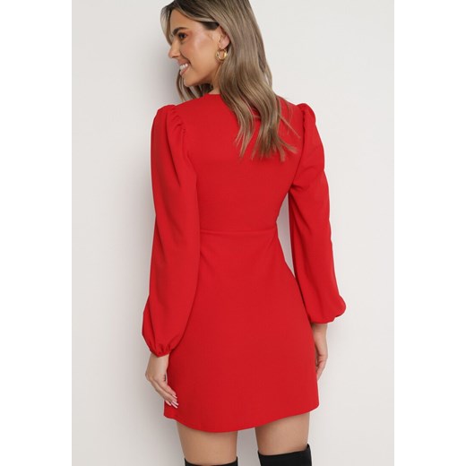Czerwona Sukienka Mini z Głębokim Dekoltem z Wiązaniem i Bufiastymi Rękawami L Born2be Odzież promocyjna cena