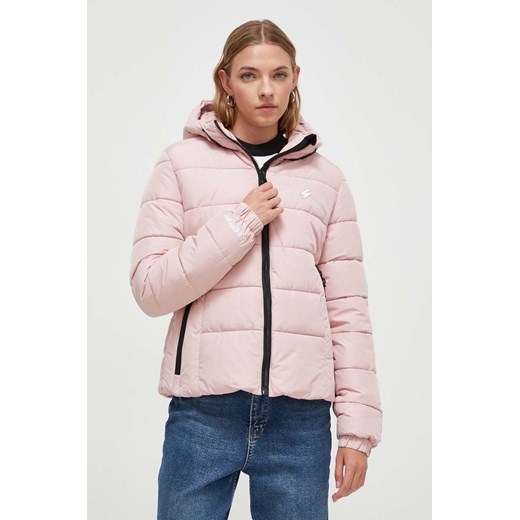 Superdry kurtka damska kolor różowy zimowa ze sklepu ANSWEAR.com w kategorii Kurtki damskie - zdjęcie 165004508