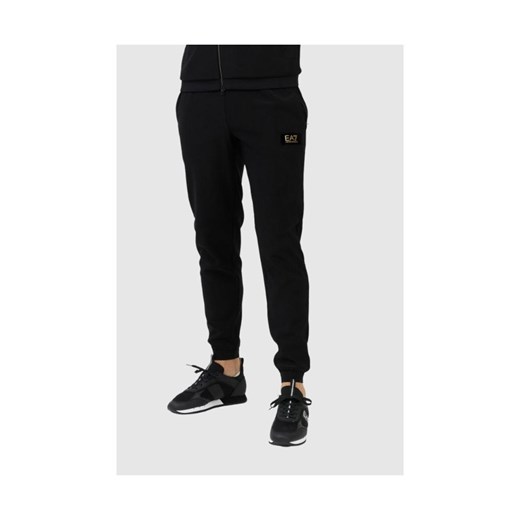 EA7 Czarne spodnie dresowe z aksamitnym logo, Wybierz rozmiar M ze sklepu outfit.pl w kategorii Spodnie męskie - zdjęcie 165009117