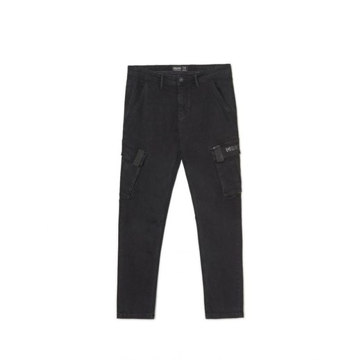 Cropp - Czarne jeansy carrot fit z kieszeniami cargo - czarny ze sklepu Cropp w kategorii Spodnie męskie - zdjęcie 165041448