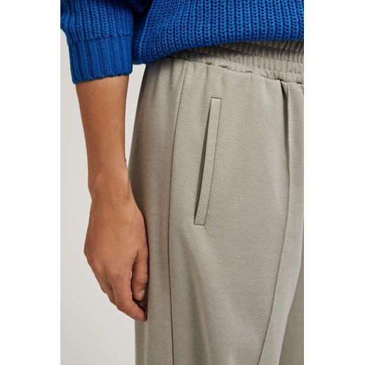 Spodnie w kant z szerokimi nogawkami brązowe ze sklepu Moodo.pl w kategorii Spodnie damskie - zdjęcie 165156097