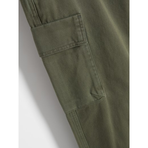 Spodnie męskie zielone Reserved na jesień casual 