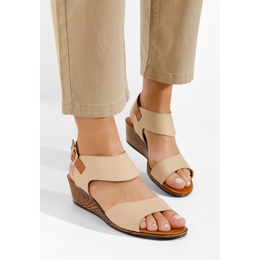 Beżowe sandały na niskim koturnie Azara ze sklepu Zapatos w kategorii Sandały damskie - zdjęcie 165300637