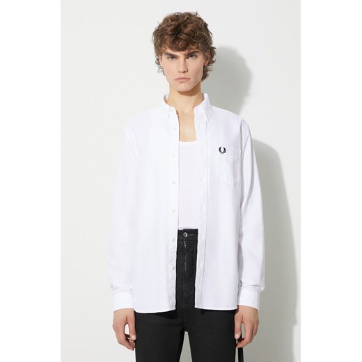 Fred Perry koszula bawełniana męska kolor biały regular z kołnierzykiem button-down M5684.100 ze sklepu PRM w kategorii Koszule męskie - zdjęcie 165308425