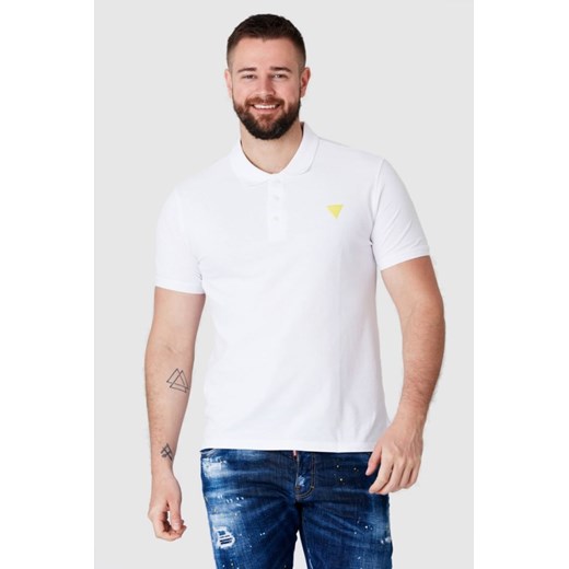 GUESS Biała koszulka polo z żółtym logo, Rozmiar L ze sklepu outfit.pl w kategorii T-shirty męskie - zdjęcie 165382418