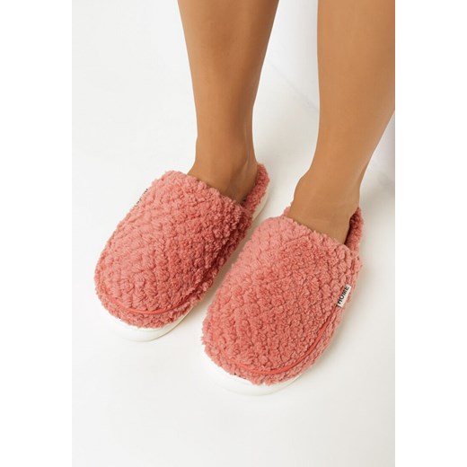 Kapcie damskie czerwone Born2be na zimę z tworzywa sztucznego 