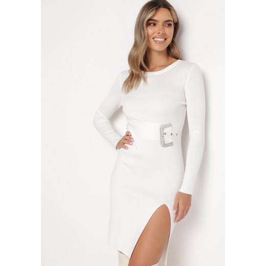 Biała Dopasowana Sukienka Sweterkowa z Rozcięciem Drindel ze sklepu Born2be Odzież w kategorii Sukienki - zdjęcie 165683027