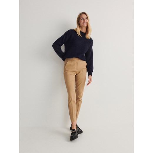 Reserved - Spodnie z kantem - beżowy ze sklepu Reserved w kategorii Spodnie damskie - zdjęcie 165740999